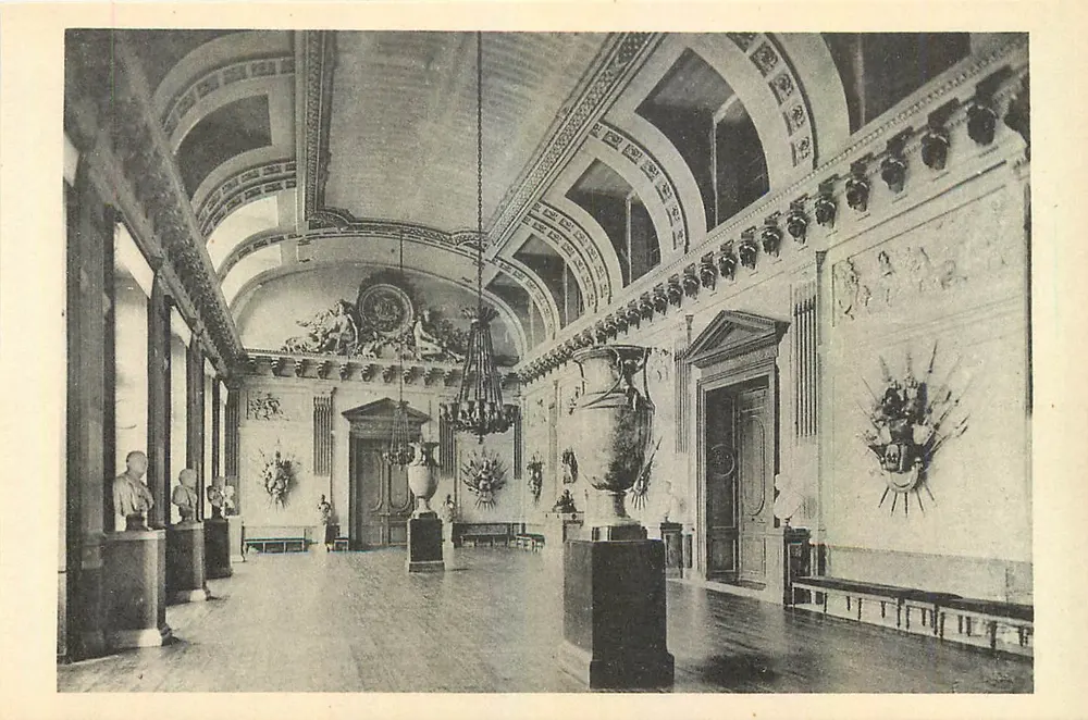 Guard Room — Château de Compiègne — Edition des Musées Nationaux - Front