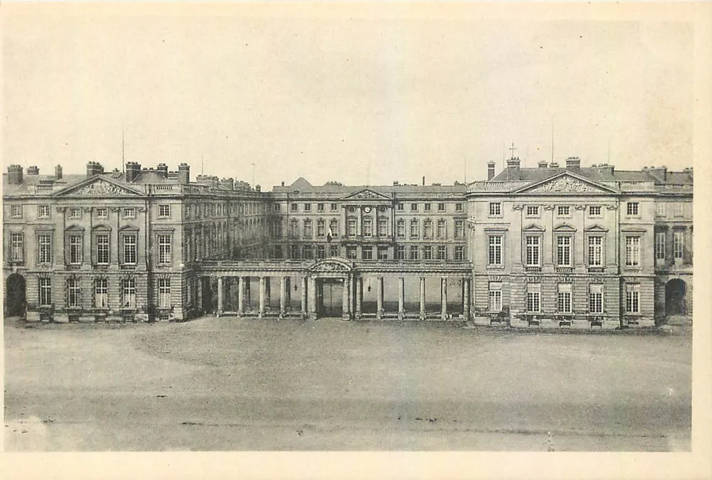 Castelo de Compiègne — Fachada diante da Praça das Armas — Edição dos Museus Nacionais - Frente