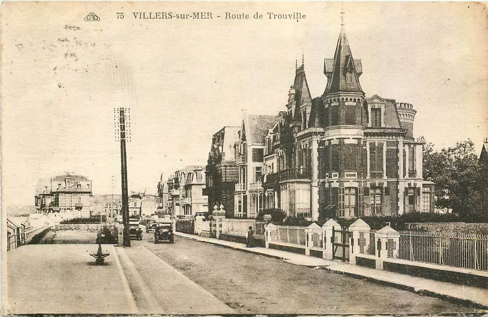 Villers-sur-Mer — Route de Trouville — maison à toit en poivrière - Recto