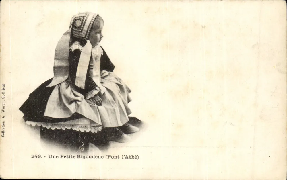 Uma Pequena Bigoudène (Pont l'Abbé) — Collection A. Waron, St-Brieuc — n° 249 - Frente