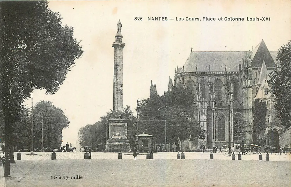 NANTES — Les Cours, Platz und Säule Louis XVI — E. Chapein, Verleger-Drucker Nantes, Nr. 326 - Vorderseite