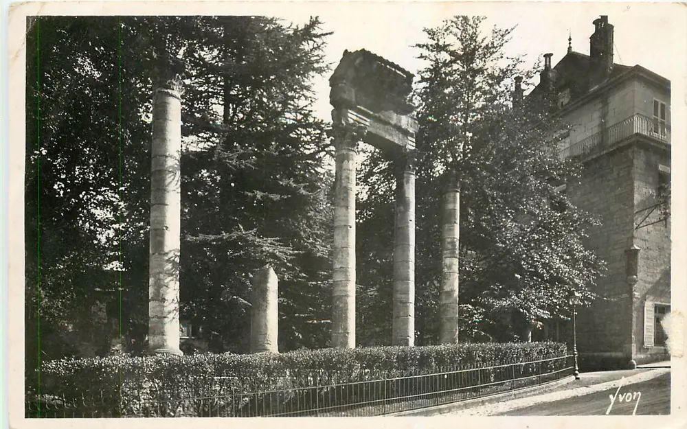 Besançon (Doubs) — Square Costan, ruines du Théâtre Romain — Yvon - Recto