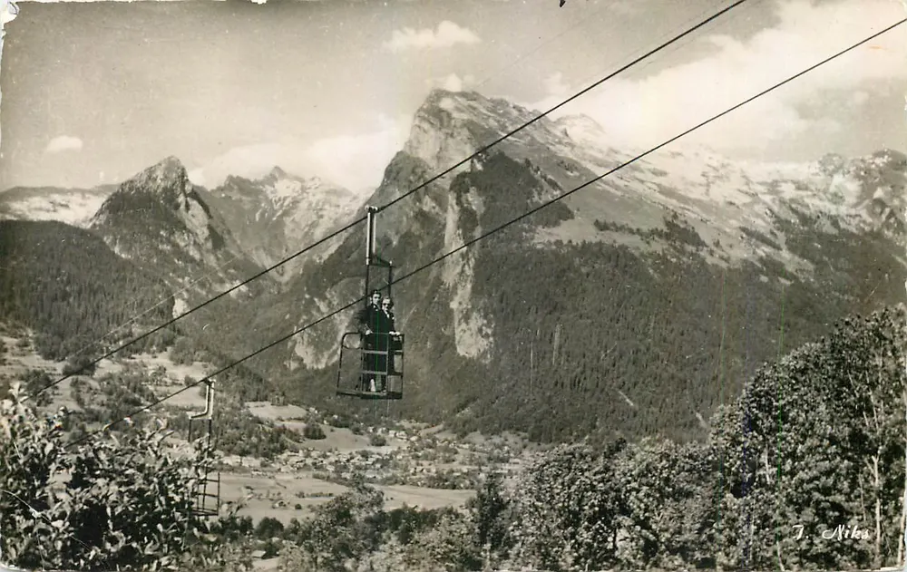 Allgemeiner Blick auf Samoëns — Le Tuat, Les Dents Blanches, Le Crîou (2250 m) — J. Nika - Vorderseite
