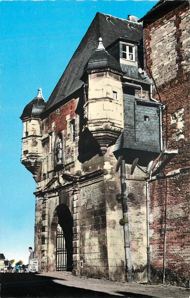 HONFLEUR (Calvados) — A Lieutenantança. A Porta de Caen — Cliché B. MULLOT, rua da República - Frente