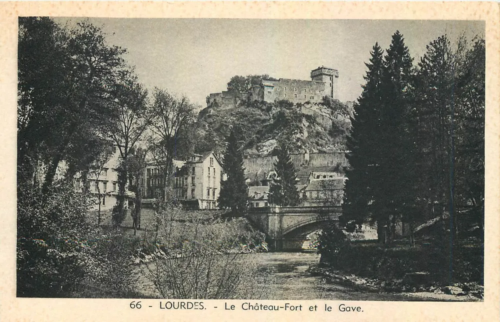 Lourdes - Le Château-Fort et le Gave — Édition Photo Inault, Lourdes, n°66 - Recto