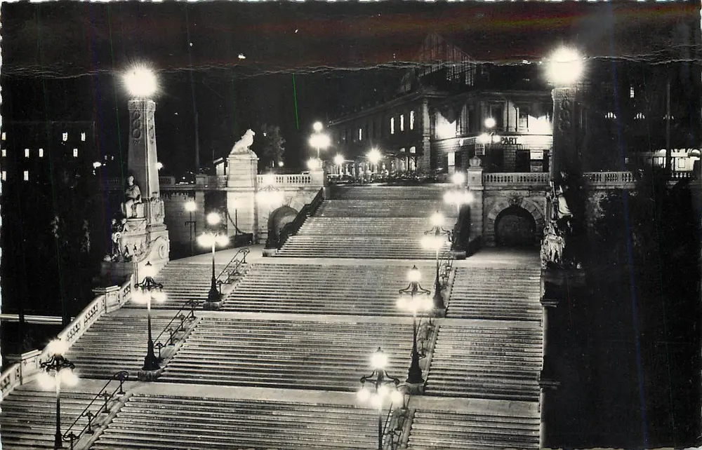 Marselha - A Escada Monumental e a Estação Saint-Charles à Noite — Société Éditions Rynner - Frente