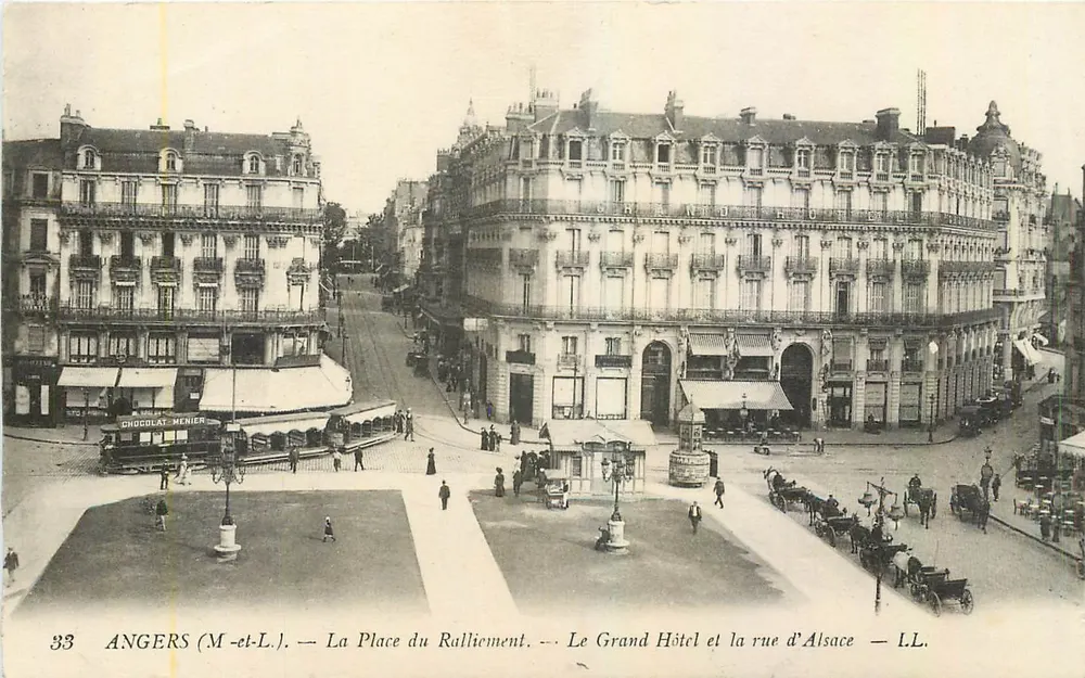 Angers (M-et-L.) — La Place du Ralliement — Le Grand Hôtel et la rue d'Alsace — LL. — N°33 - Recto