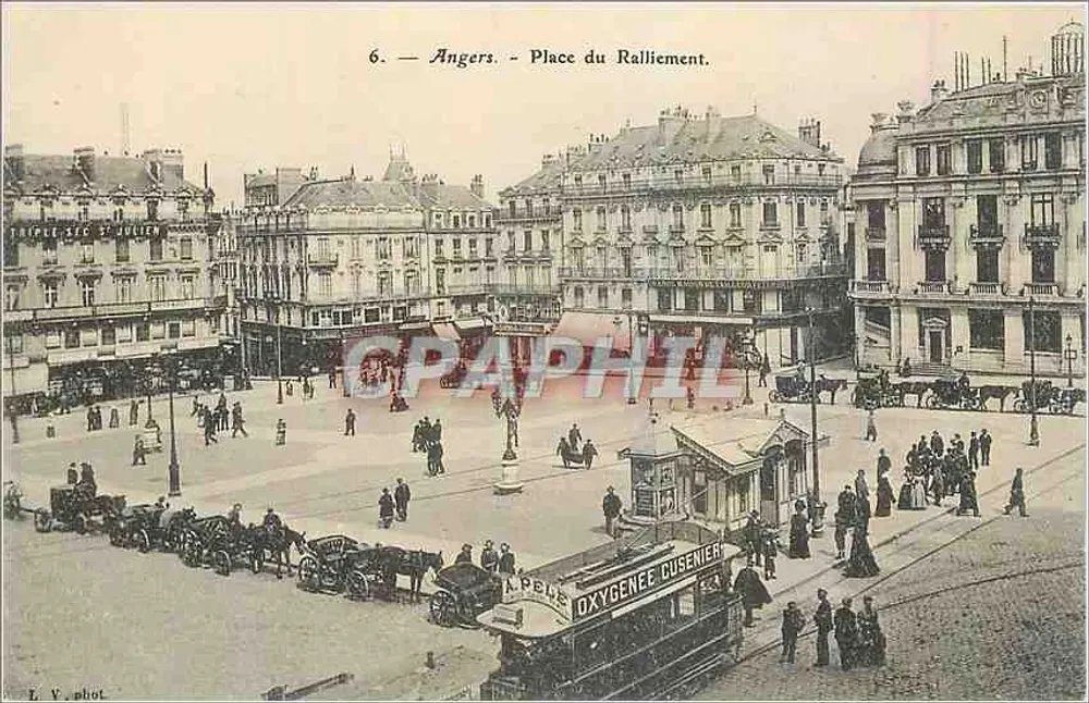 Angers - Place du Ralliement — vista da praça com trêmio e edifícios — L. V. fot. - Frente