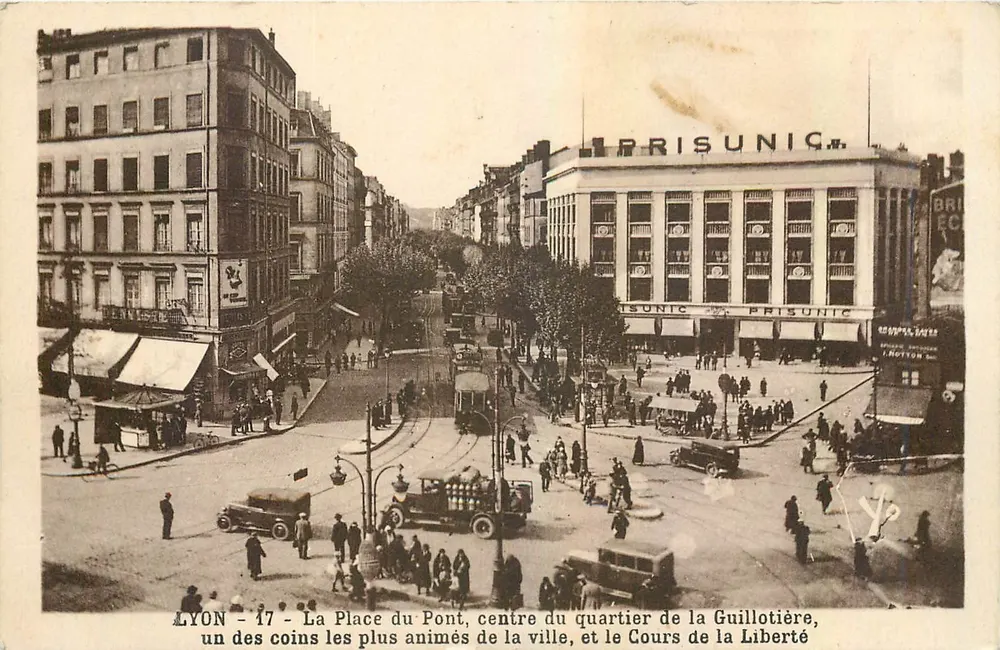 LYON - 17 - La Place du Pont, centre du quartier de la Guillotière, un des coins les plus animés de la ville, et le Cours de la Liberté — J. Cellard, Lyon - Recto