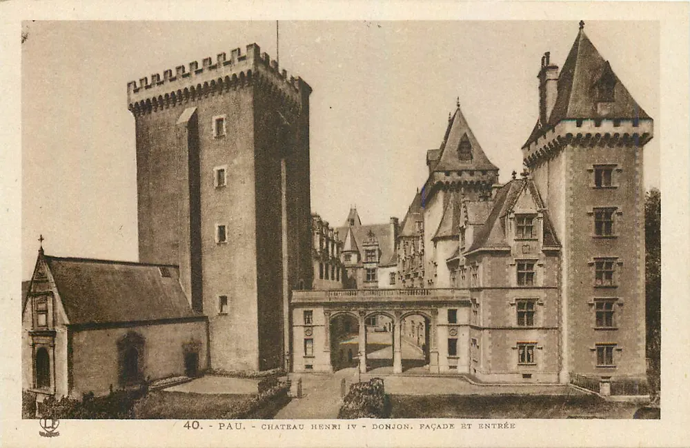 Pau - Château Henri IV - Donjon. Façade et entrée — série 40, éditeur Larouche Frères, Toulouse - Recto