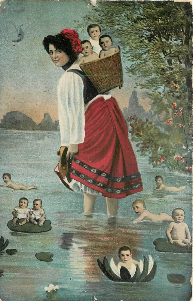 Mulher carregando um cesto de bebê em um lago — série 725 - Frente