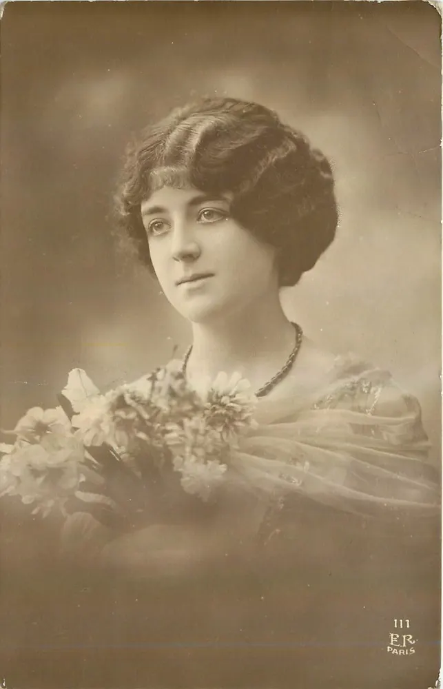 Retrato de uma jovem — com buquê — E.R. Paris, n°111 - Frente