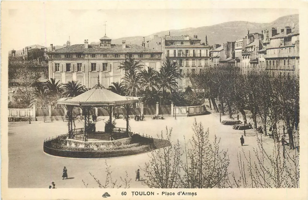 Toulon - Praça das Armas — vista com quiosque central e edifícios — n°60 - Frente