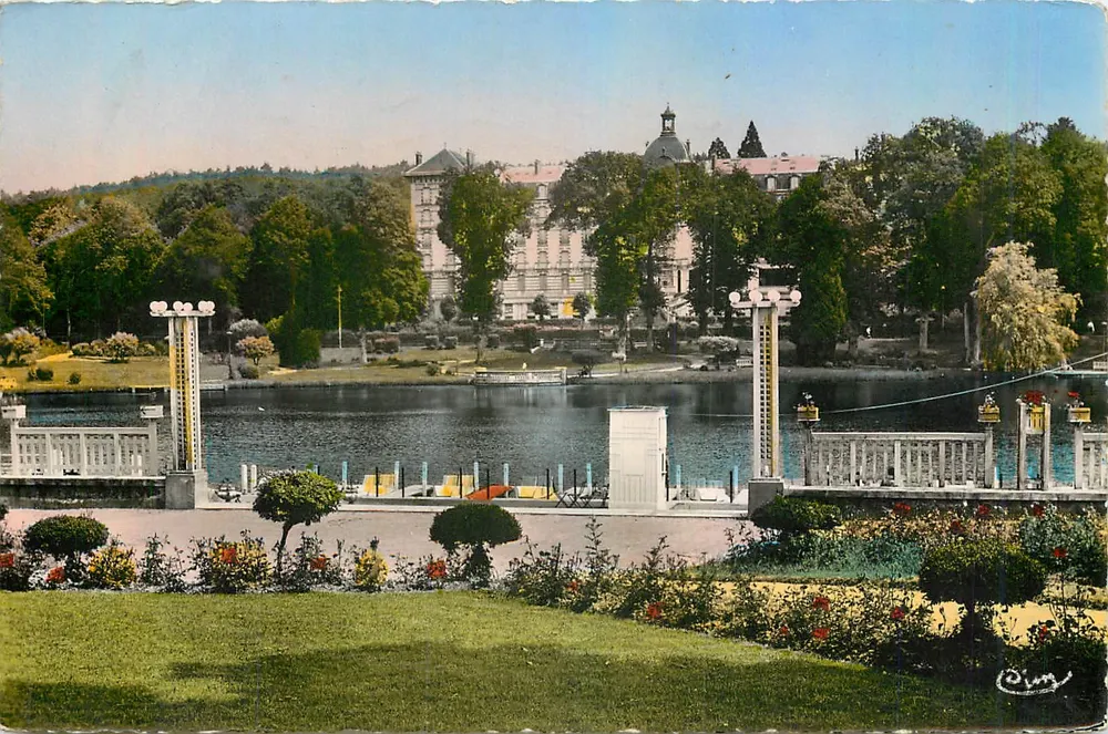Bagnoles-de-l'Orne — Le Lac et le Grand Hôtel — Photographe Dung - Recto