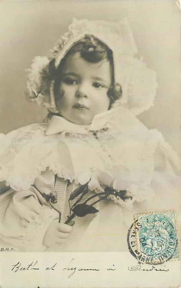 Bebê em vestido e chapéu branco — B.N.K. — editor B.N.K. - Frente