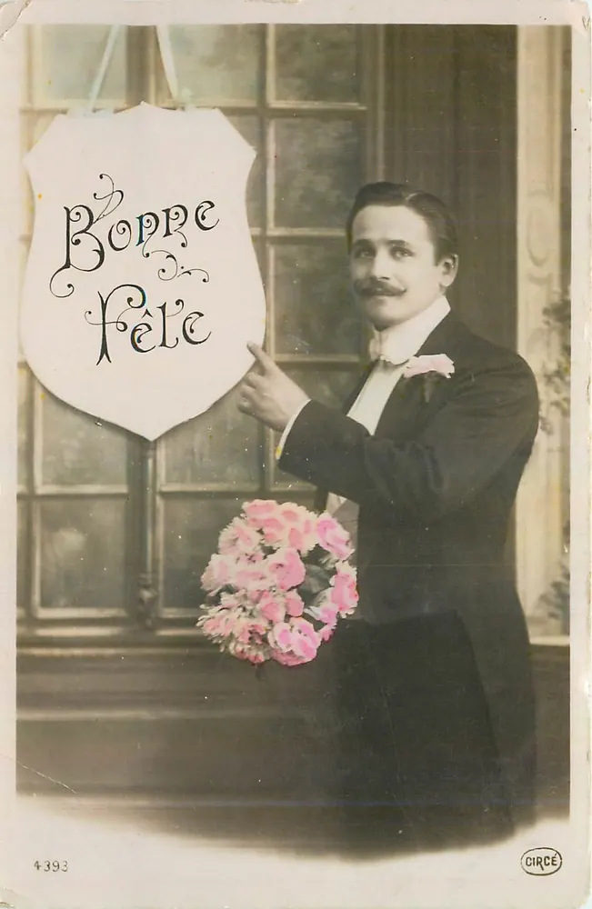 Man in evening costume — with rose bouquet and sign 'Bonne Fête' — Circe, n° 4393 - Front