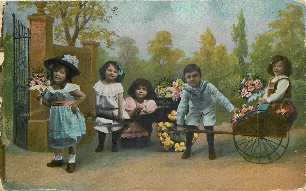 Crianças brincando com um carrinho de flores — Bulgária, editor não identificado, número de série não visível - Frente