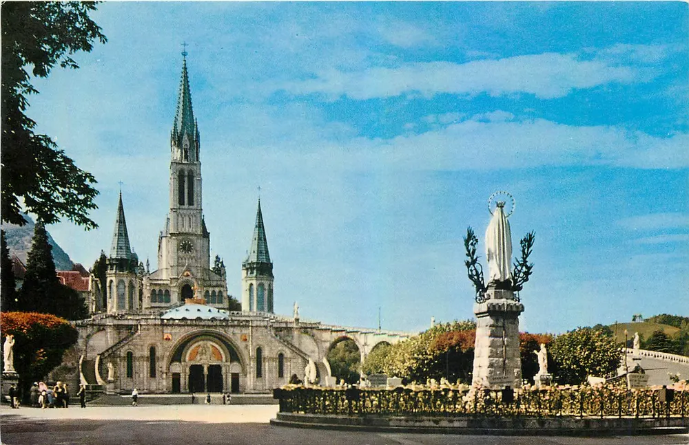 Lourdes (Htes-Pyr.) — La Basilique et la Vierge Couronnée — Édition des Arrious, n° D 24 - Recto