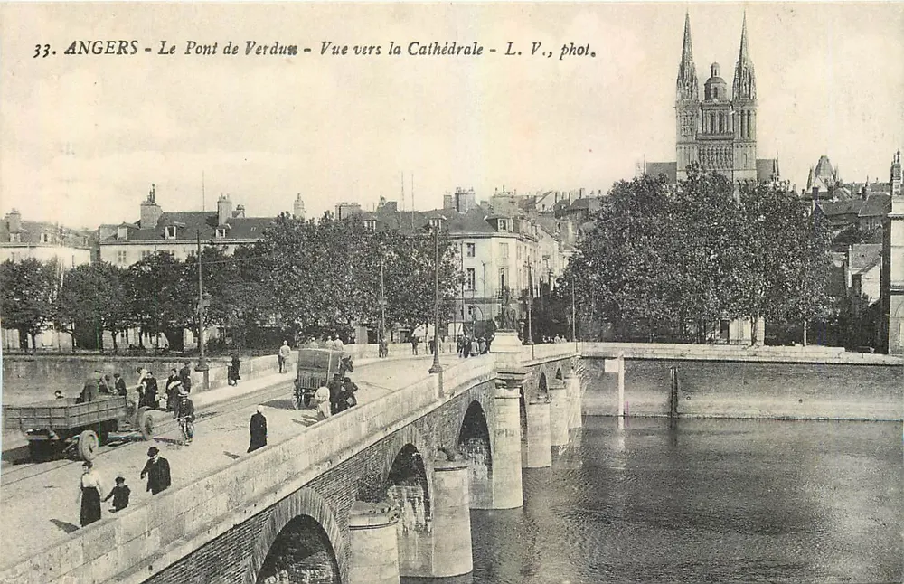 Angers - Le Pont de Verdun - Vue vers la Cathédrale - L. V., phot. - Recto