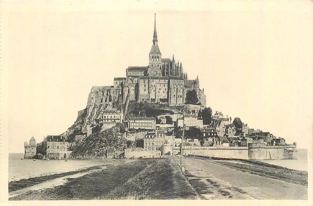 Mont Saint-Michel — Vue générale face sud — Édition des Monuments Historiques, Paris, n° VIII - Recto