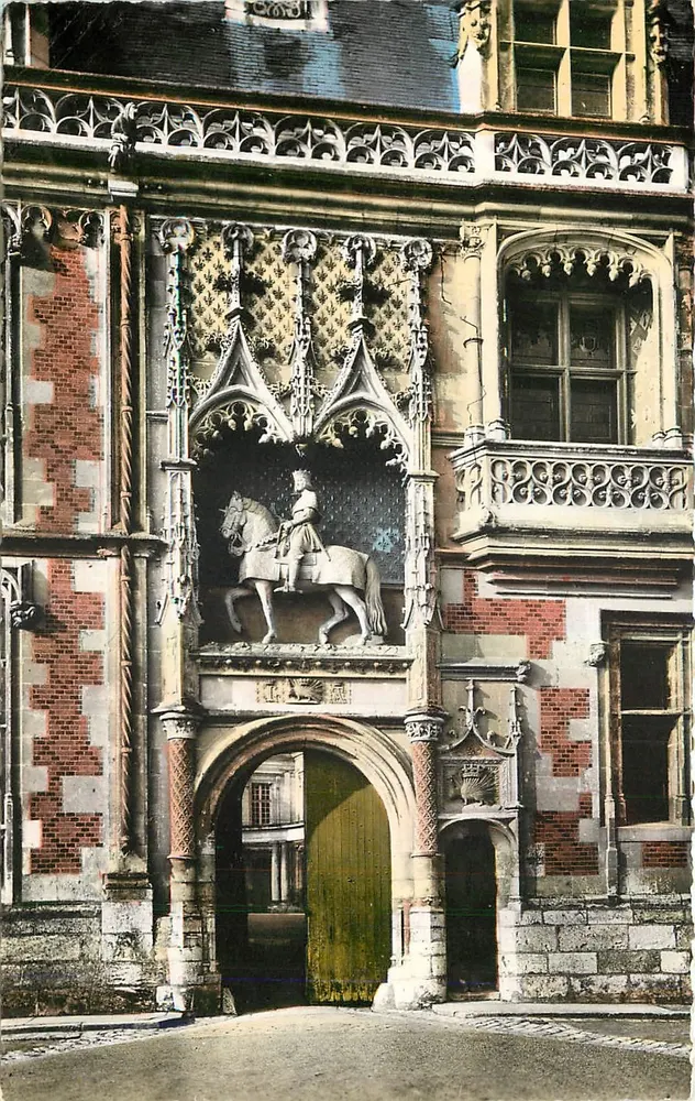 O Castelo de Blois — Estátua equestre de Luís XI na Porta — Syndicat d'Initiative de Blois - Frente