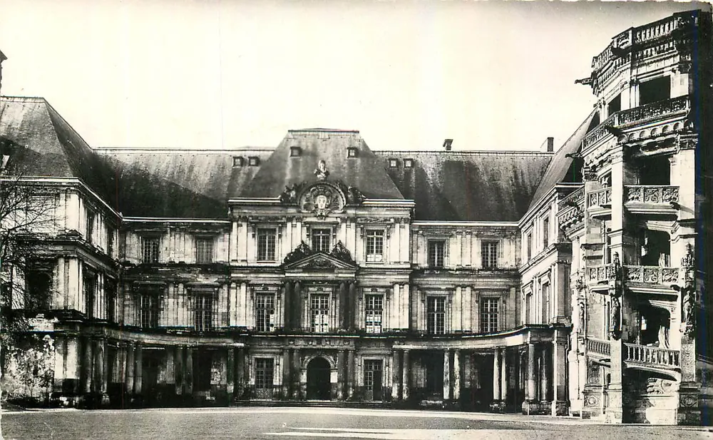 O Castelo de Blois — Cour d'Honneur, Aile Gaston d'Orléans e o Grand Escalier — Foto Hugo - Frente
