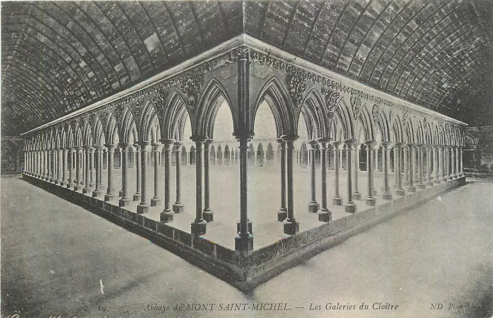 Abadia do MONT SAINT-MICHEL — As Galerias do Claustro — ND Fot - Frente