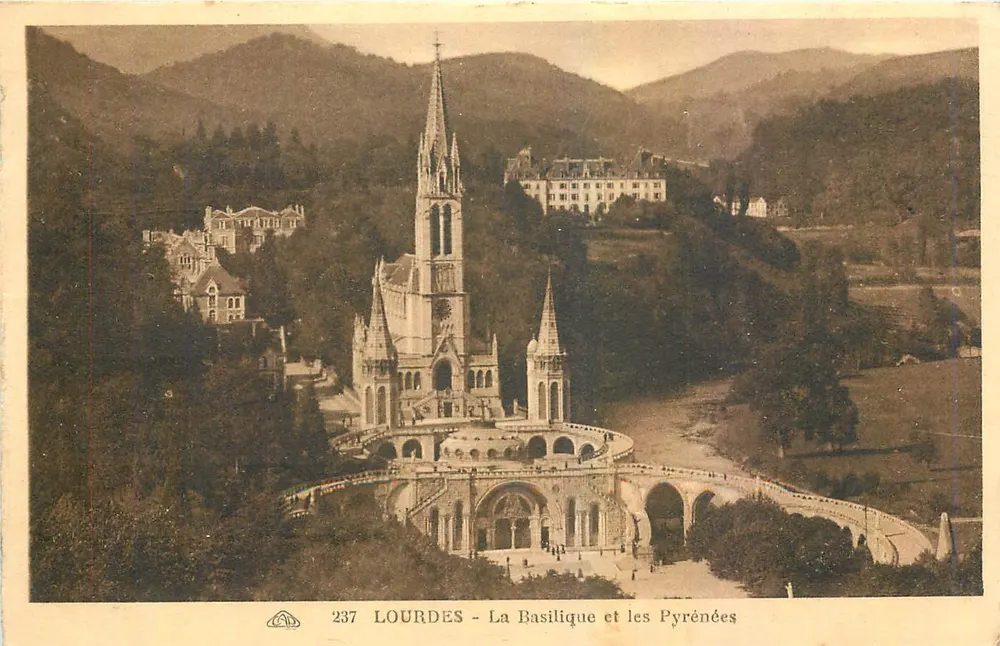 Lourdes - A Basílica e as Pirineus — editor CPAPHIL n°237 - Frente