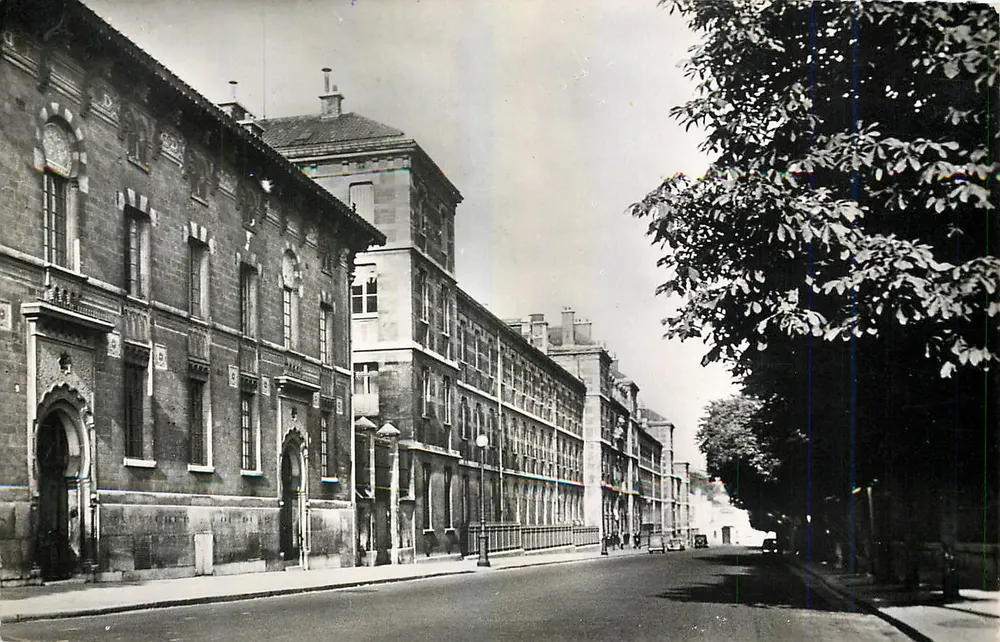 Lycée Montaigne — Façade sur les Jardins du Luxembourg — REAL-PHOTO - Recto