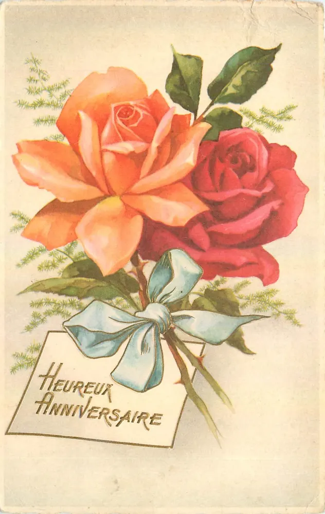 Duas rosas — uma laranja, uma vermelha — com fita azul e inscrição 'Feliz Aniversário' — M.D. Paris, série n°3720 - Frente