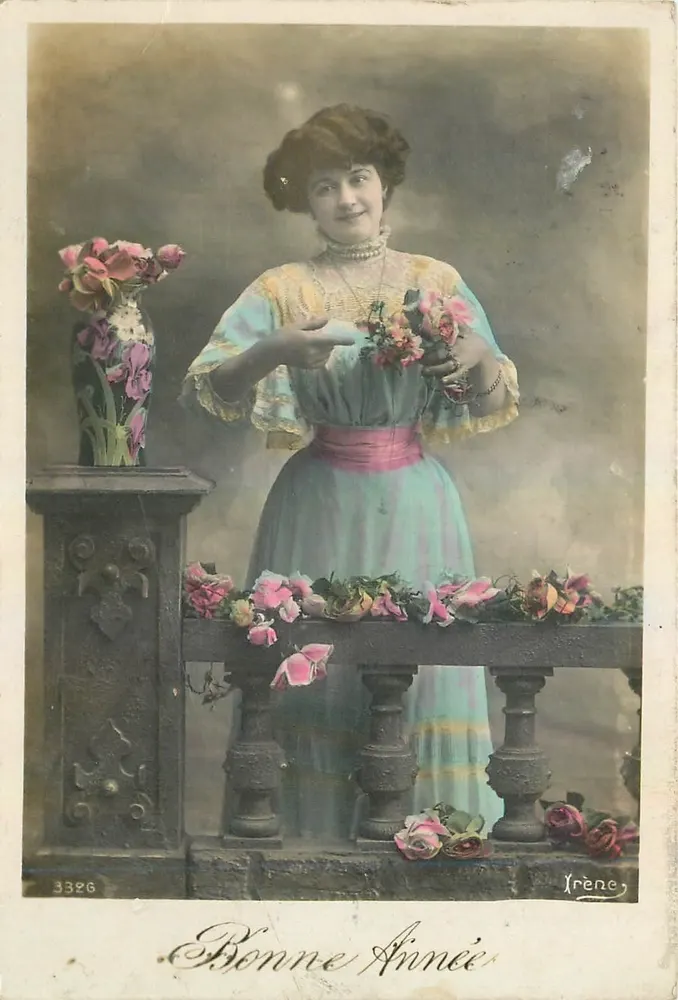 Femme en robe bleue tenant des fleurs — Bonne Année — Irène, n° 3326 - Recto