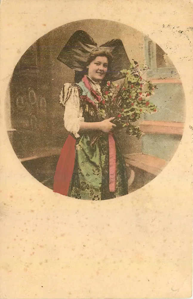 Jovem mulher em traje tradicional — buquê de flores — editor não identificado - Frente