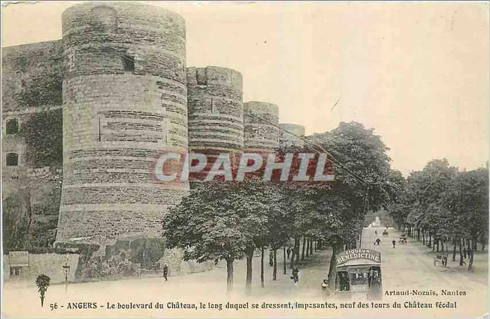 Angers - O Boulevard do Castelo, ao longo do qual se erguem, imponentes, nove das torres do Castelo Feudal - Frente