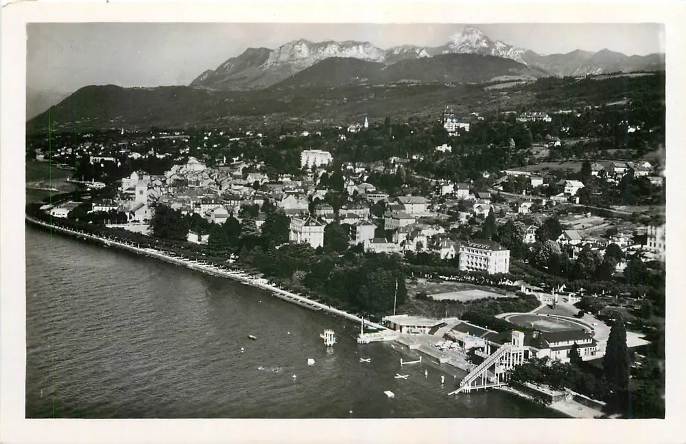 Évian-les-Bains — A Praia, a Cidade e o Massif da Dent d'Oche — Foto aérea J. Cellard, Lyon - Frente