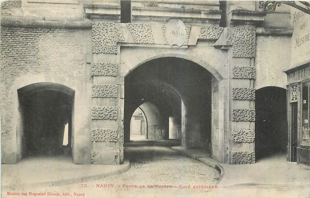 NANCY — Porta da Craffe — Lado externo — Maison des Magasins Réunis, édit., Nancy - Frente