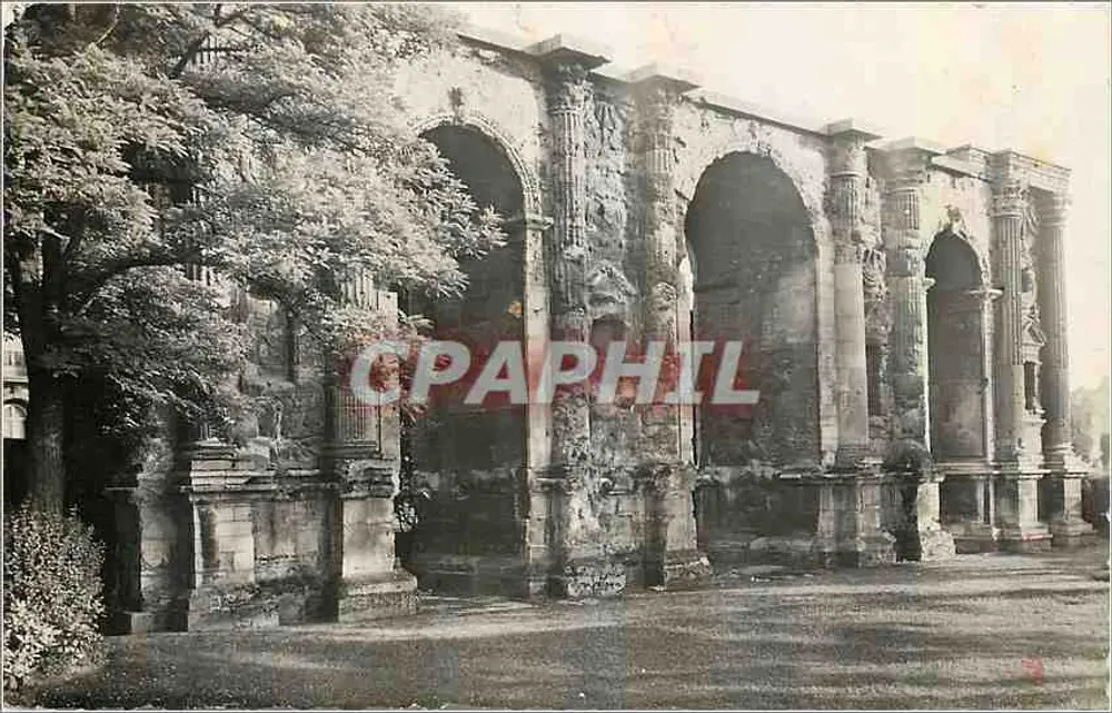 एक रोमन मंदिर के अवशेष — रेम्स — प्रकाशक R. कैलोई - आगे