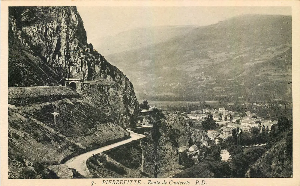 Pierrefitte - Estrada de Cauterets P.D. — vista panorâmica com estrada sinuosa e aldeia embaixo — edição P. Donat, Lourdes - Frente