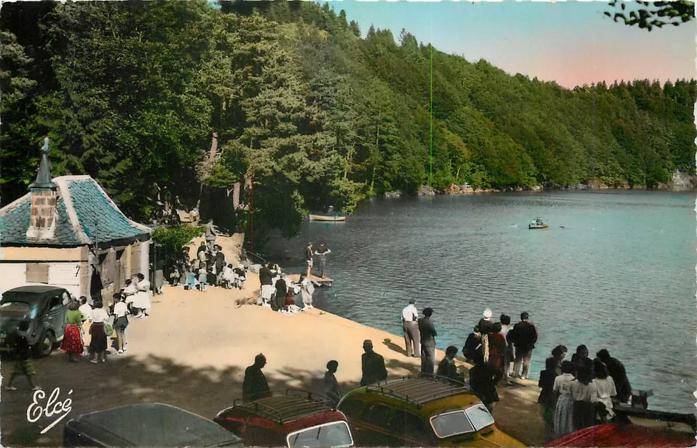 Lago Pavin — A Auvergne pitoresca e turística — Ed. Elcée - Frente