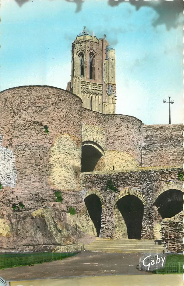 Saint-Lô (Manche) — Ansicht der Kirche Notre-Dame und der Mauern — Editions Gaby - Vorderseite