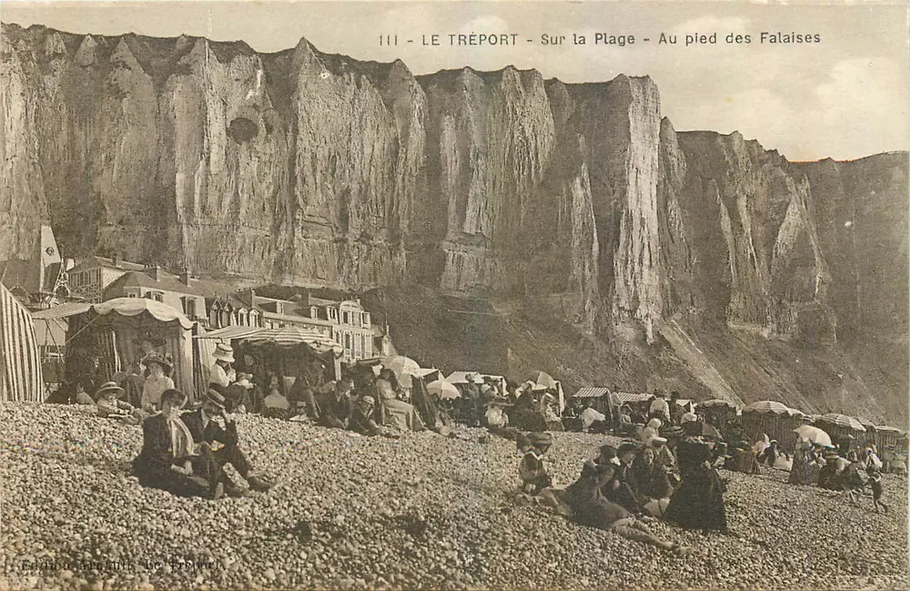 Le Tréport — Sur la Plage — Au pied des Falaises — Éditeur : Éd. de la Plage - Recto