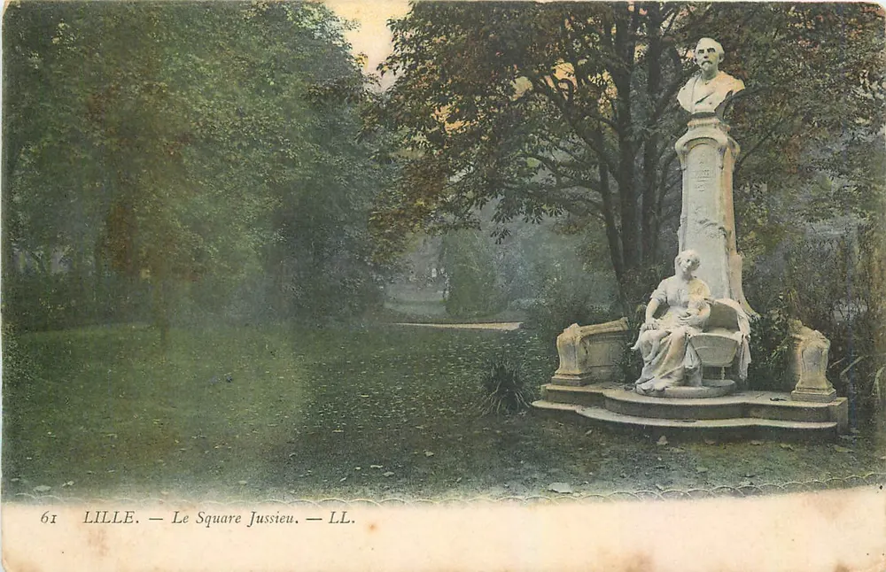 LILLE — O Square Jussieu — Busto e estátua em um parque - Frente