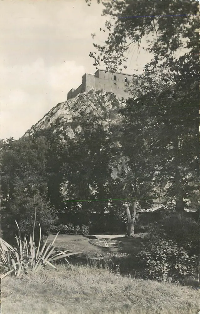 Cherbourg (Manche) — Ein Teil des öffentlichen Gartens und das Fort du Roule — Éd. Artis. et Patriotaires, Cherbourg - Vorderseite