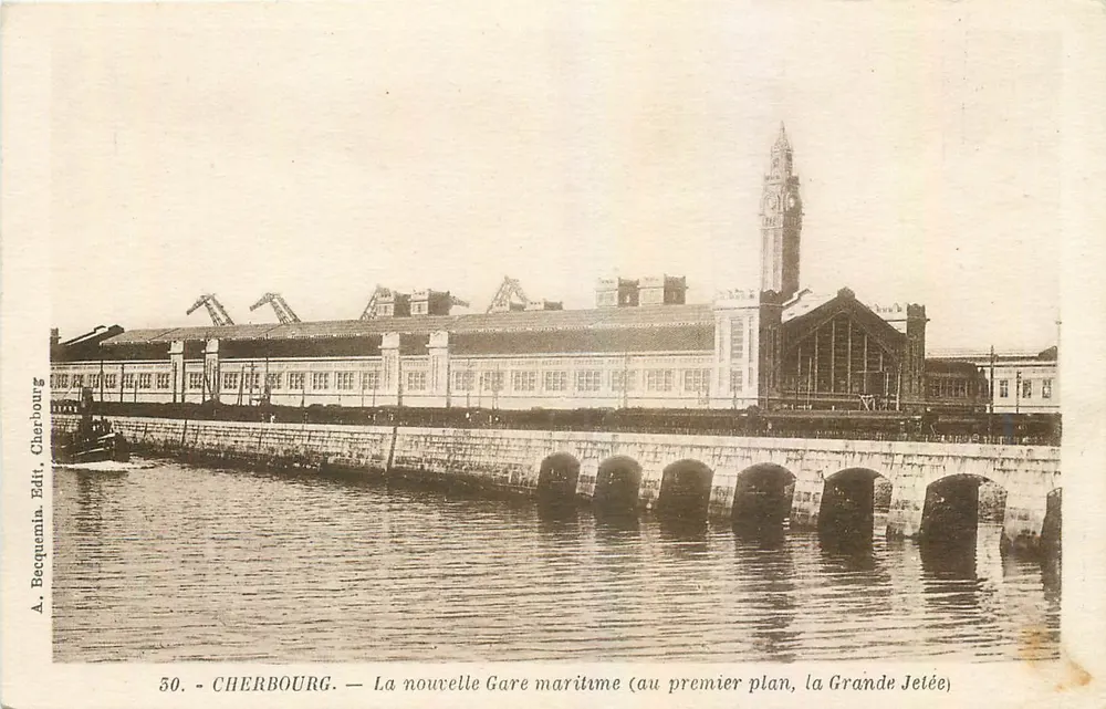 Cherbourg — La nouvelle Gare maritime (au premier plan, la Grande Jetée) - Recto