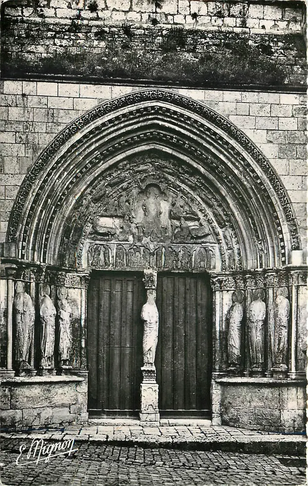 Donnemarie-en-Montois — Kirche - Haupteingang — E. Mignoy - Vorderseite