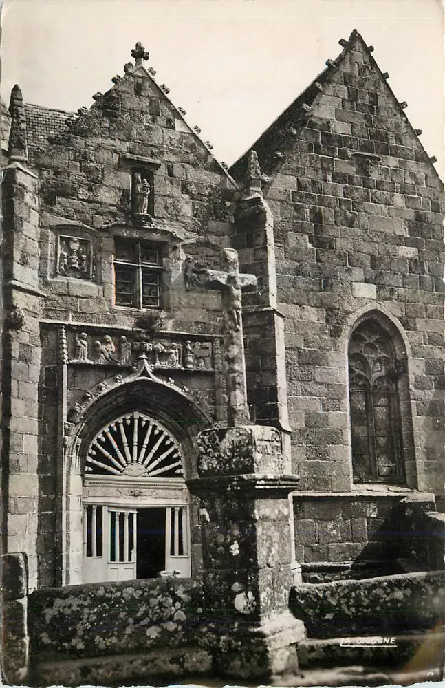 Kirche von La Clarté-en-Ploumanach — Blick auf den Eingang und den Calvarienberg — Édition Véritable - Vorderseite