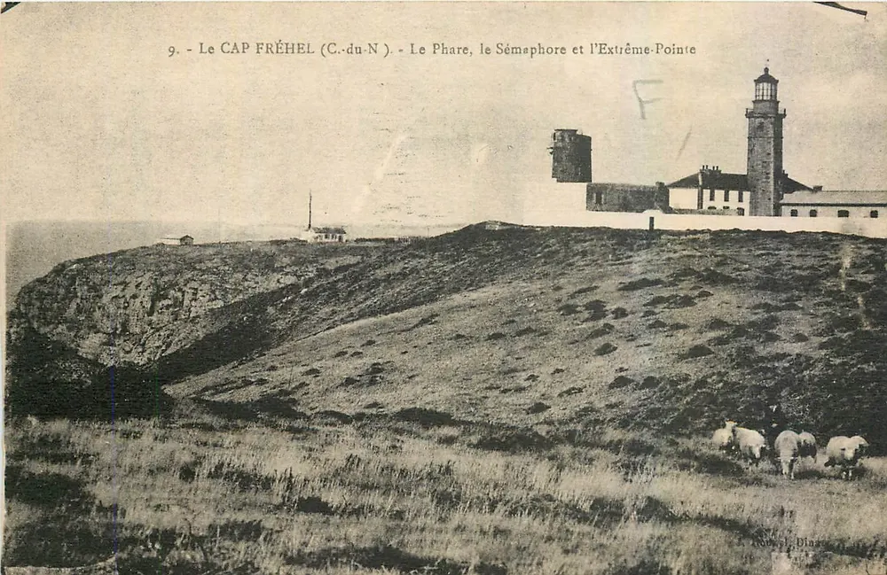 Le CAP FRÉHEL (C.-du-N.) - Le Phare, le Sémaphore et l'Extrême-Pointe — Éditeur : L. Blas - Recto