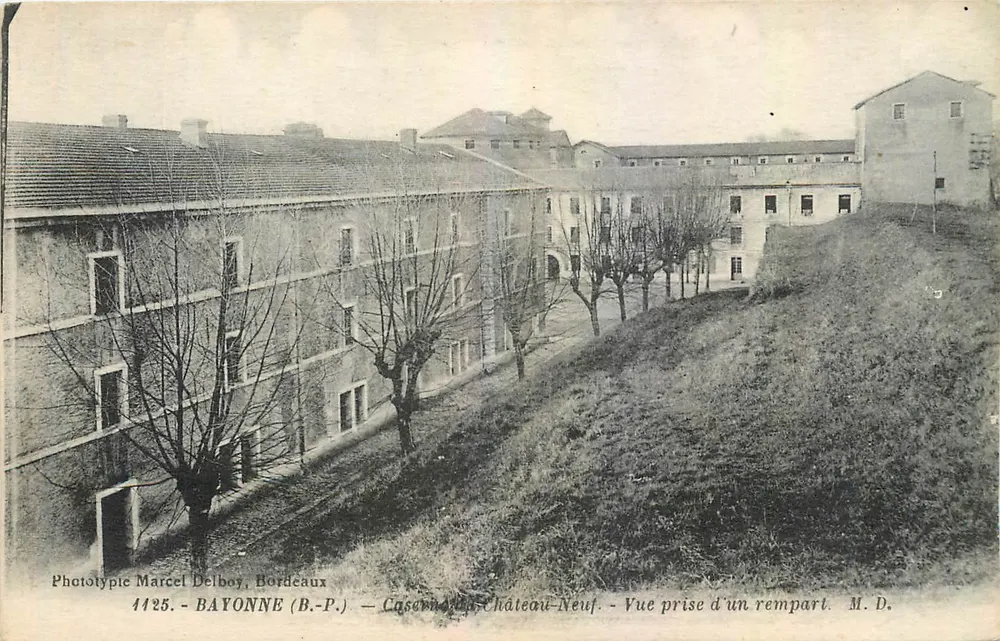 Bayonne (B.P.) — Kasernen des Château-Neuf — Ansicht von einem Schutzwall — Phototypie Marcel Delboy, Bordeaux, n° 4425 - Vorderseite