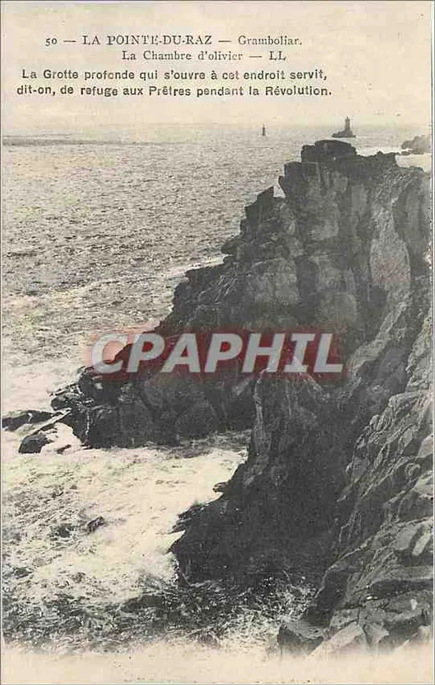 A Ponta do Raz — Gramboliar — A caverna profunda que se abre aqui, dizem, serviu de refúgio aos padres durante a Revolução. - Frente