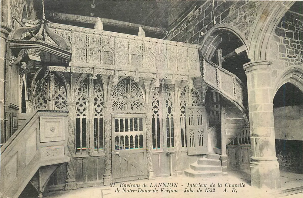 Innenansicht der Kapelle Notre-Dame-de-Kerfons - Jubé aus dem Jahr 1532 — A. B. - Vorderseite