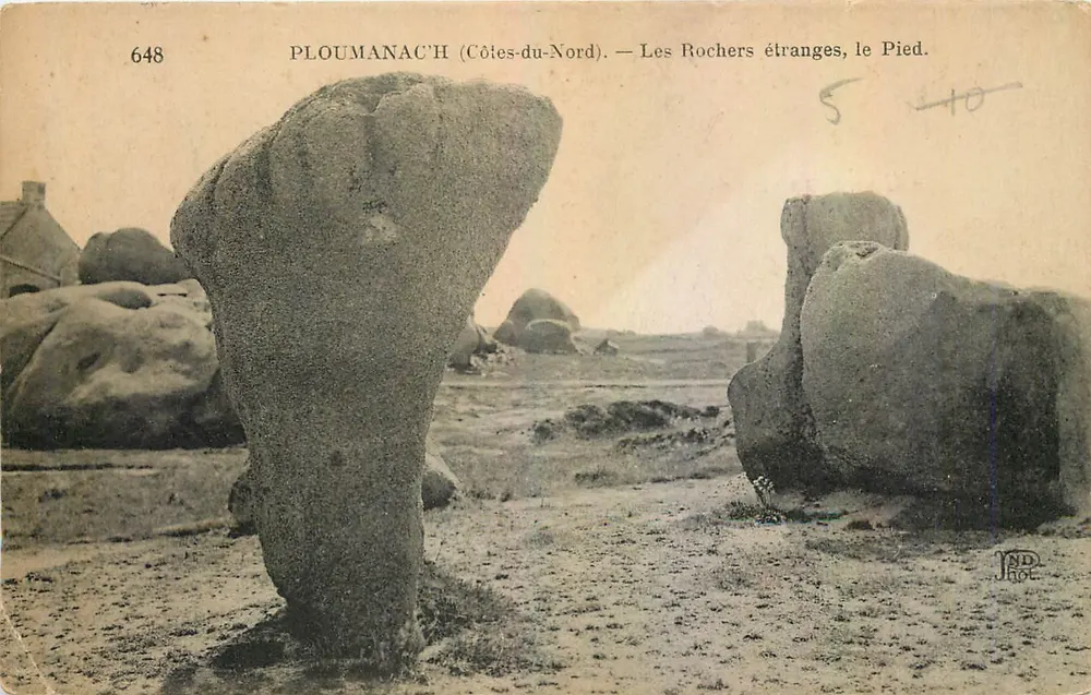PLOUMANAC'H (Côtes-du-Nord) — Les Rochers étranges, le Pied. - Recto